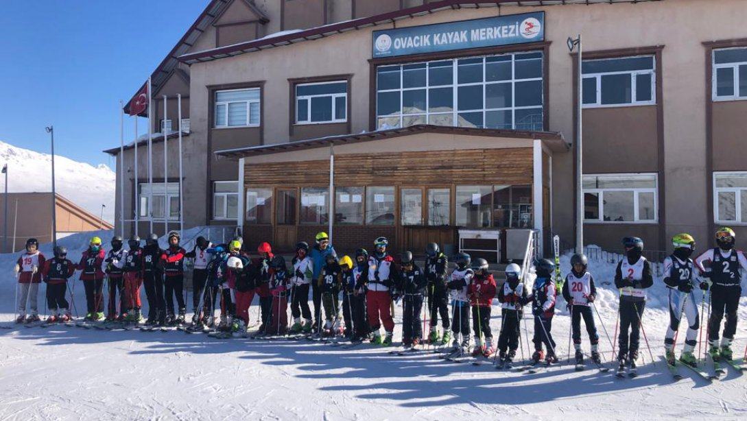Okul Sporları Kayak Yarışları Ovacık Kayak Merkezinde yapıldı